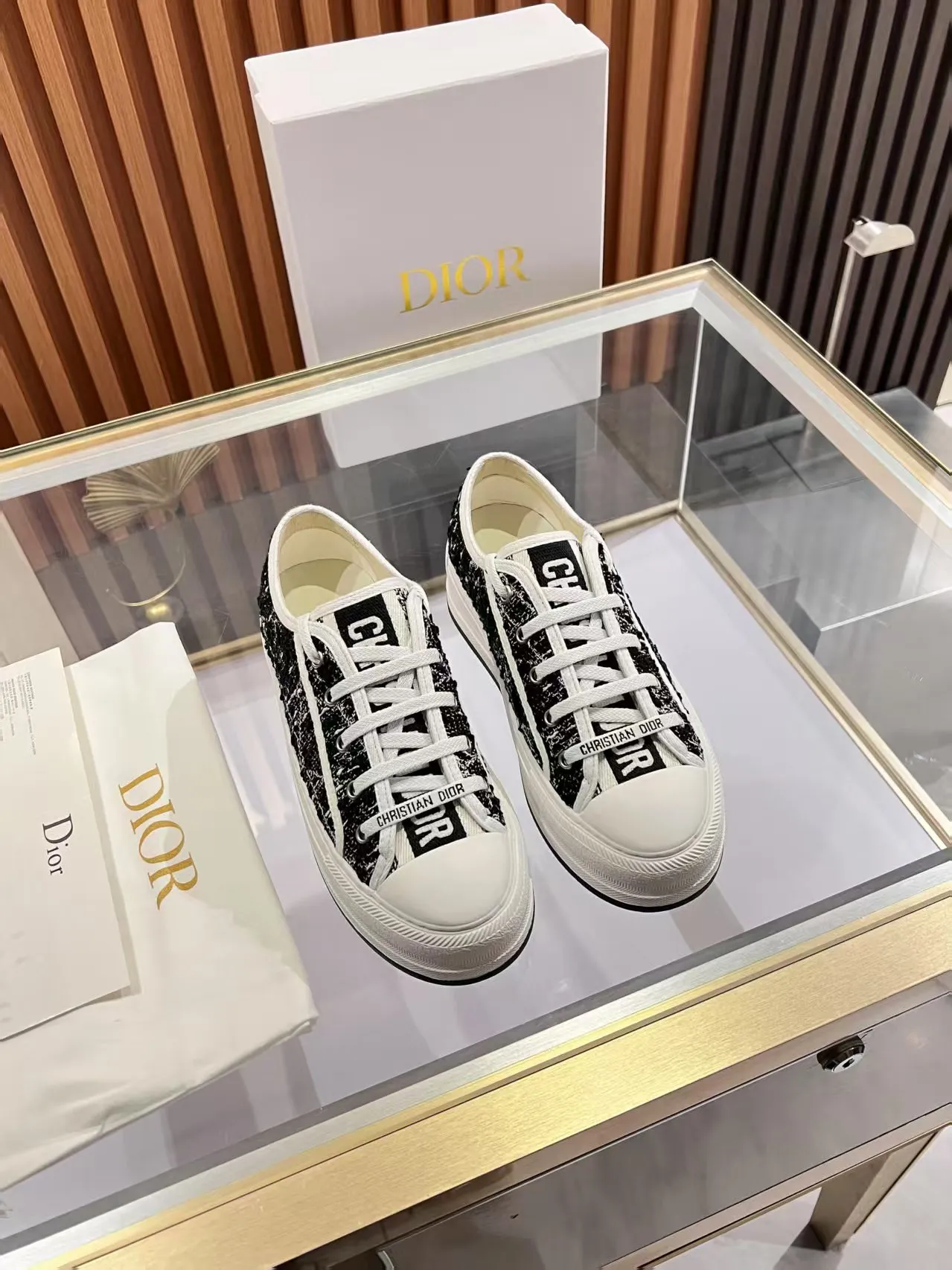 👟👟Ex-factory price 520👟👟 Walk‘n’Dior embroidered mid-top casual shoes are new in 2025. On the fashion stage, Dior embroidered shoes are the well-deserved protagonist. Delicate stitching is used on the upper, every stitch is devoted to the craftsman's efforts, and every thread is woven with artistic poetry. From complex floral patterns to smart geometric textures, embroidery is like the magic that gives shoes life, allowing them to show dynamic beauty even in static conditions.   Wearing Dior embroidered shoes feels like stepping into a dream world full of art. It is not only a pair of shoes, but also a walking piece of art that perfectly integrates fashion and culture. Whether you are strolling on the bustling city streets or attending important social occasions, Dior embroidered shoes can add unique charm to your style and become the focus of everyone's attention.   Choosing Dior embroidered shoes means choosing a persistent pursuit of quality and a unique understanding of fashion. Let it accompany you through every wonderful moment and leave your own fashion mark.  Material: Sheepskin lining, feet, silk cowhide, size 35-41, heel height 5cm